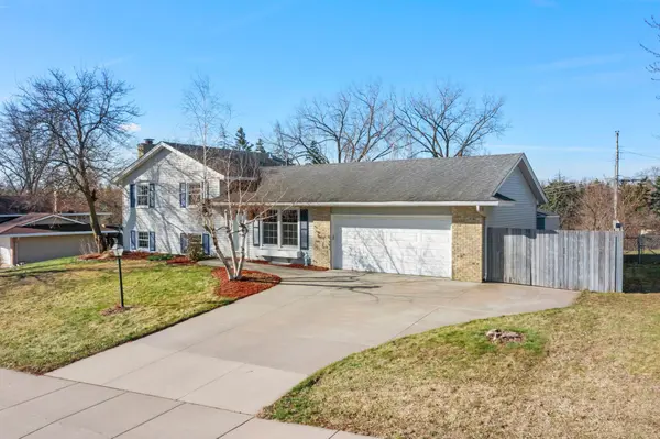 942 Hopewell LN, Apple Valley, MN 55124