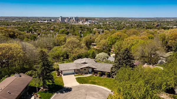 1607 Wilshire CT NE, Rochester, MN 55906