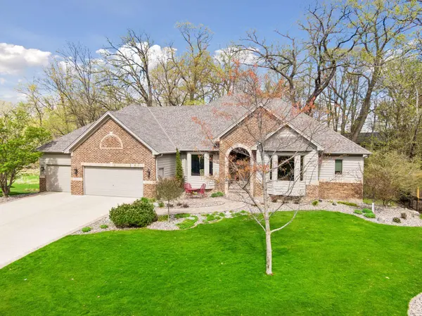 2865 Autumn Woods DR, Chaska, MN 55318