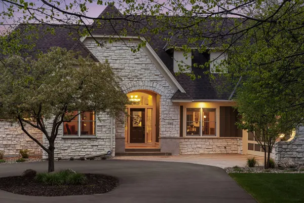 345 Lindsay RD, Hudson, WI 54016