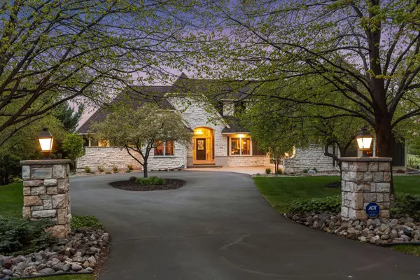 345 Lindsay RD, Hudson, WI 54016