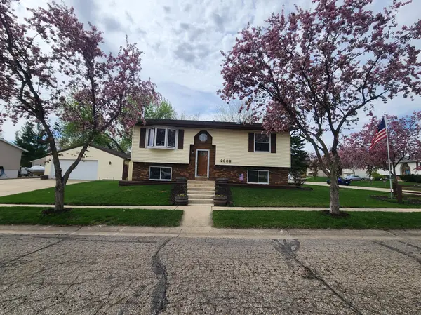 2008 46th ST NW, Rochester, MN 55901