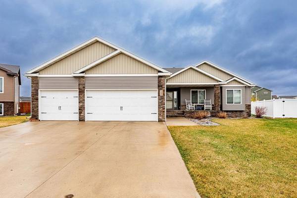 2409 Harbor LN W, West Fargo, ND 58078