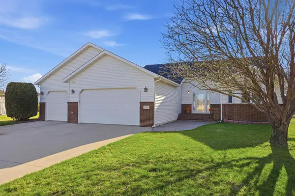 2622 Wheatland DR S, Fargo, ND 58103