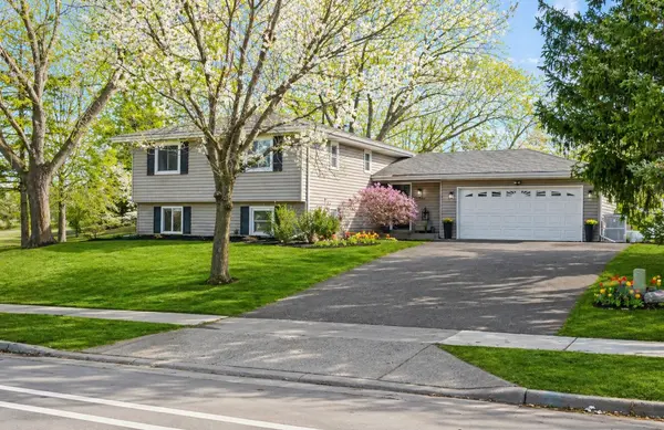 2946 Mcknight RD N, Maplewood, MN 55109