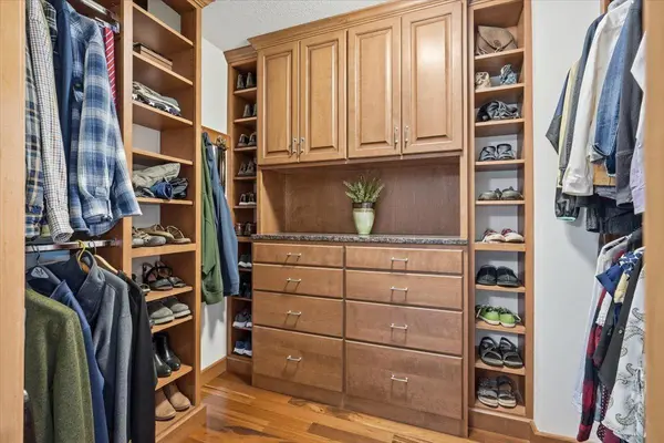 987 Parkview LN, Hudson, WI 54016