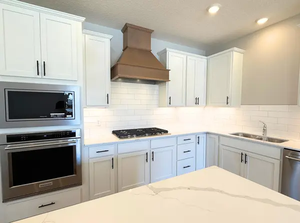 1513 Clover Preserve WAY, Chaska, MN 55318