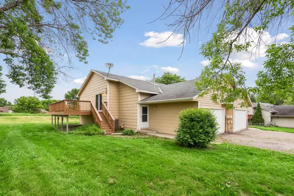 1070 Butte CT, Chanhassen, MN 55317