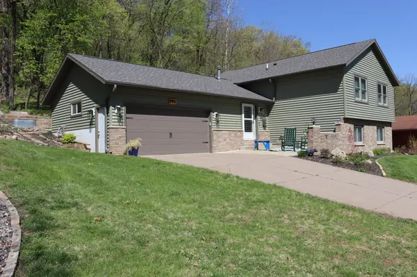 398 Pleasant Hill DR, Winona, MN 55987