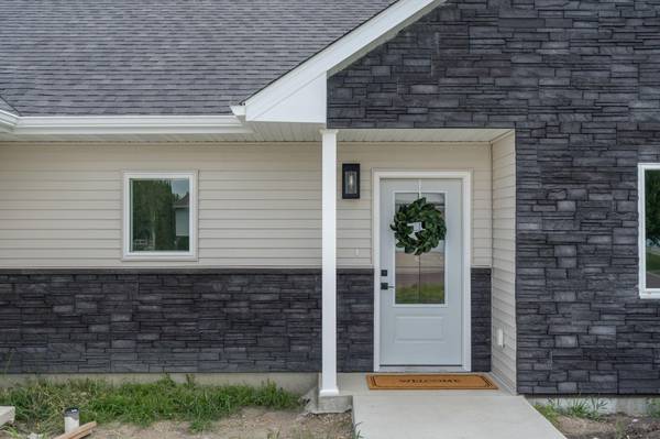 148 Hidden Oaks CIR, Mankato, MN 56001