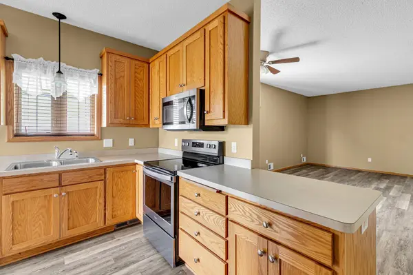321 Summer PL E, Maplewood, MN 55117