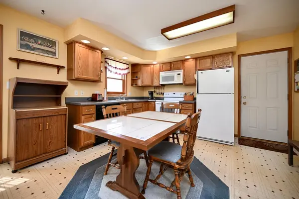 213 Sunset AVE NW, Altura, MN 55910