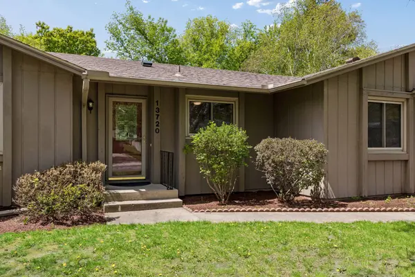 13720 Oakland DR, Burnsville, MN 55337