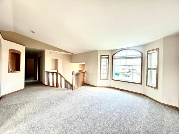 1611 Oakwood DR, West Fargo, ND 58078