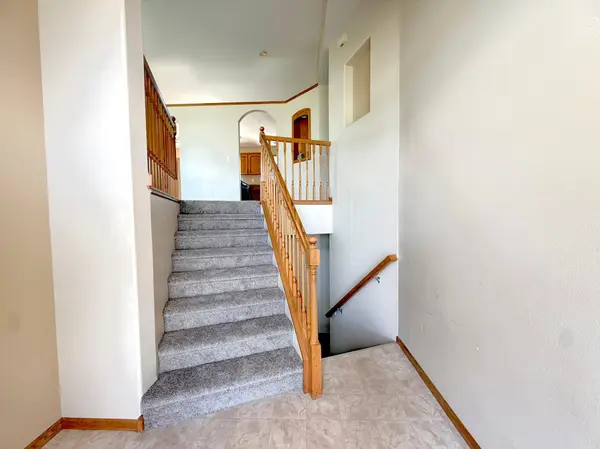 1611 Oakwood DR, West Fargo, ND 58078