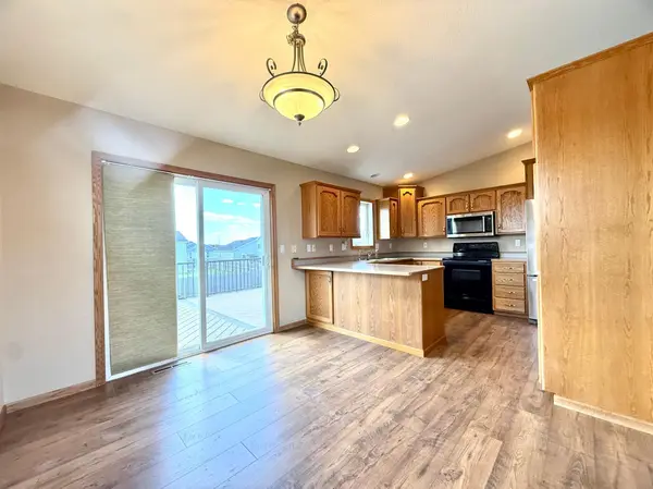 1611 Oakwood DR, West Fargo, ND 58078