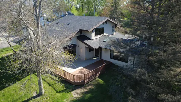 15221 Crestview LN, Minnetonka, MN 55345
