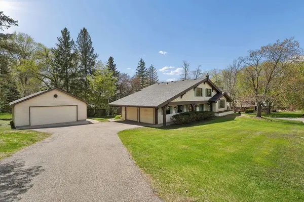 15221 Crestview LN, Minnetonka, MN 55345