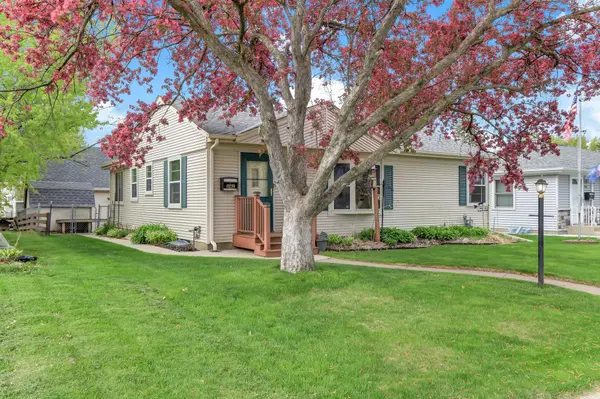 1562 Hoyt AVE E, Saint Paul, MN 55106