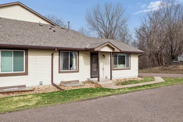 6690 Gretchen CT N, Oakdale, MN 55128