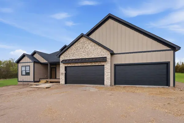 376 Moelter LN, Hudson, WI 54016
