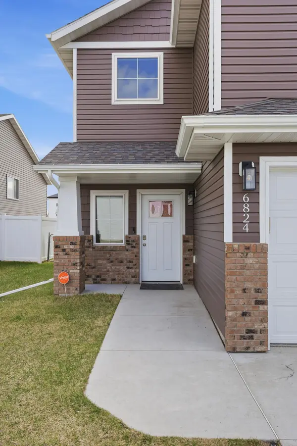 6824 Meadow View DR S, Fargo, ND 58104