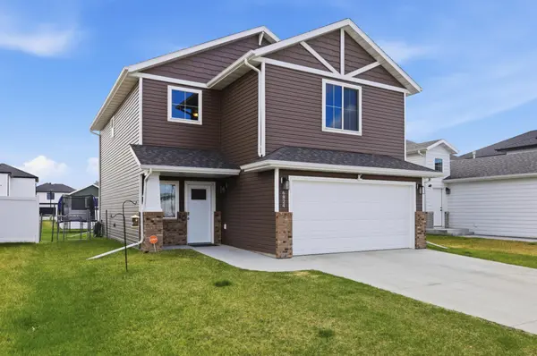 6824 Meadow View DR S, Fargo, ND 58104