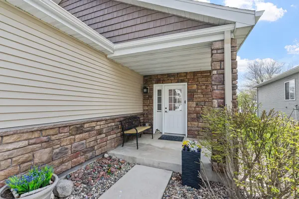 555 Tiffany LN, Waconia, MN 55387