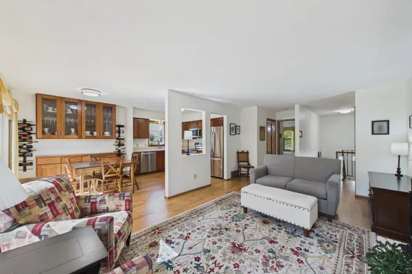 10211 Lee DR, Eden Prairie, MN 55347