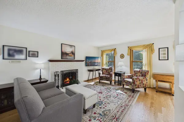 10211 Lee DR, Eden Prairie, MN 55347
