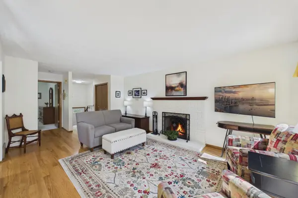10211 Lee DR, Eden Prairie, MN 55347