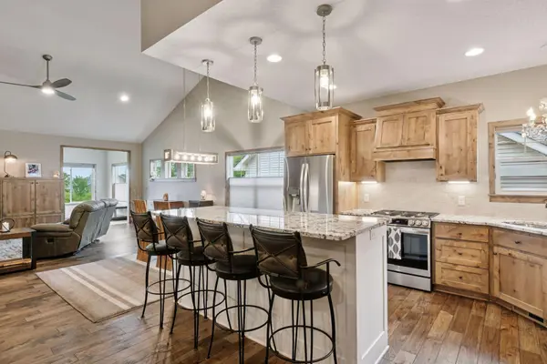 524 Roanoke CT, Waconia, MN 55387