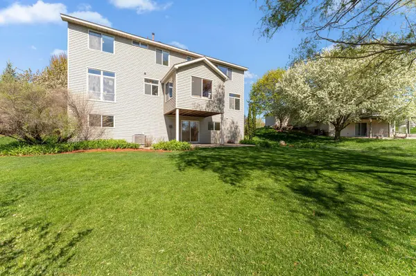 3069 Meadow Brook DR, Woodbury, MN 55125