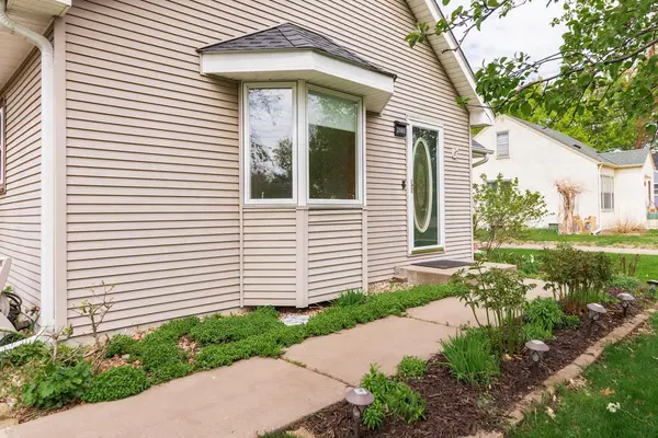 2065 William ST, Roseville, MN 55113