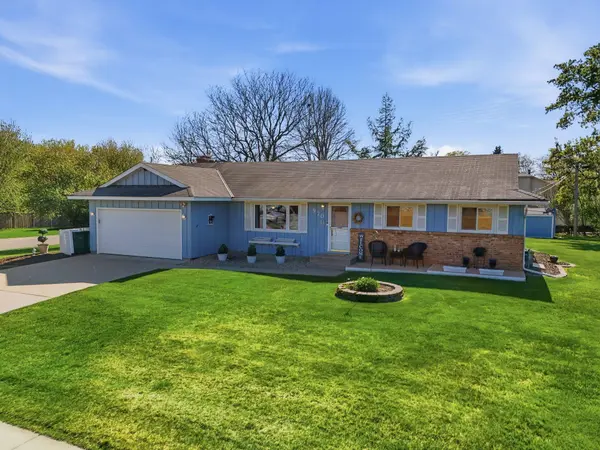 970 Redwood DR, Apple Valley, MN 55124
