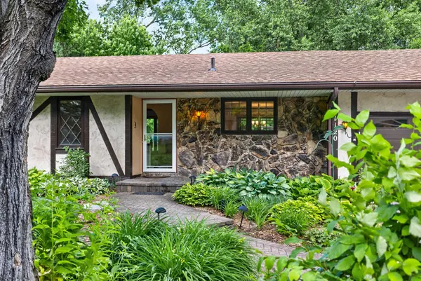 1120 Rockstone LN, New Brighton, MN 55112