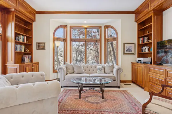 5000 Malibu DR, Edina, MN 55436