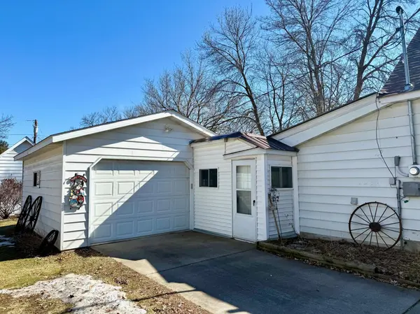 206 6th ST NW, Little Falls, MN 56345
