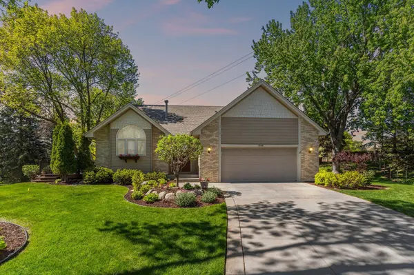 15000 Sunrise LN, Burnsville, MN 55306