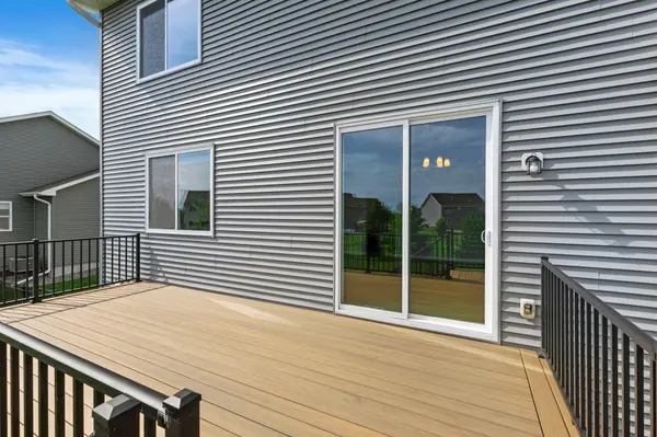 9188 Maas CIR, Minnetrista, MN 55375