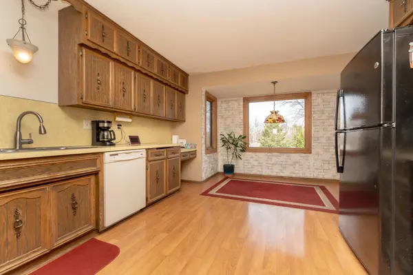 502 Highland DR, Chanhassen, MN 55317