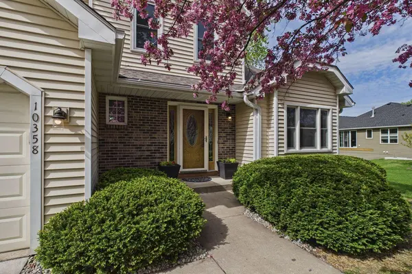 10358 Lee DR, Eden Prairie, MN 55347