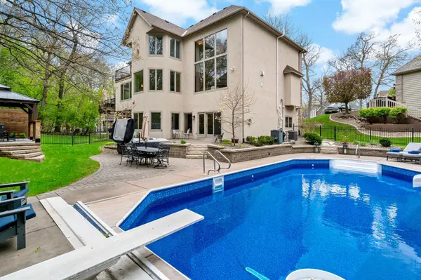 1504 Summit Oaks CT, Burnsville, MN 55337
