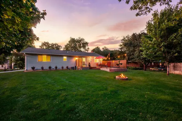 16620 N Hillcrest CT, Eden Prairie, MN 55346