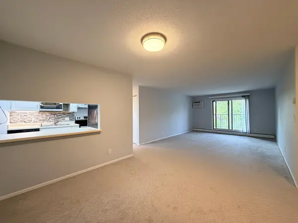 35 Nathan LN N #325, Plymouth, MN 55441