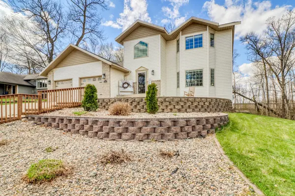1044 Villa LN, Detroit Lakes, MN 56501