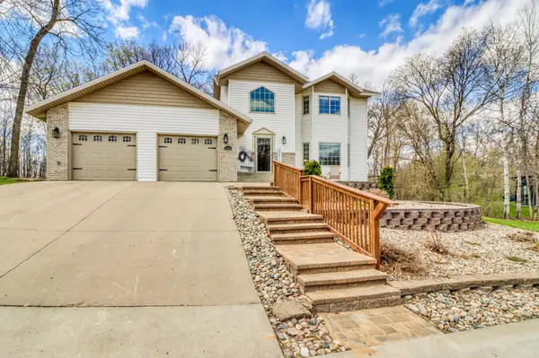 1044 Villa LN, Detroit Lakes, MN 56501