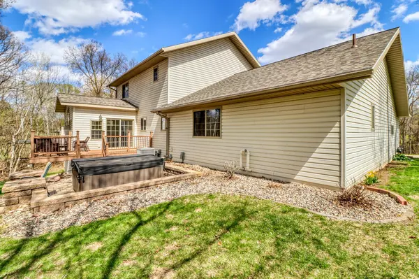 1044 Villa LN, Detroit Lakes, MN 56501
