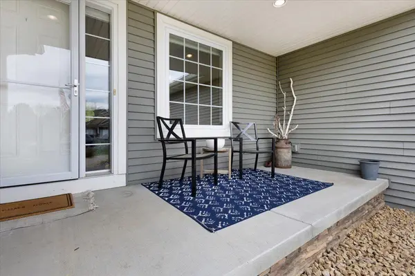 8572 Woodridge Trl, Chisago City, MN 55013