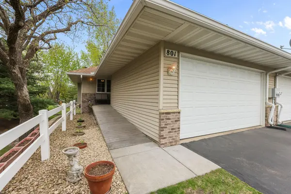 801 White Oak CT, New Brighton, MN 55112